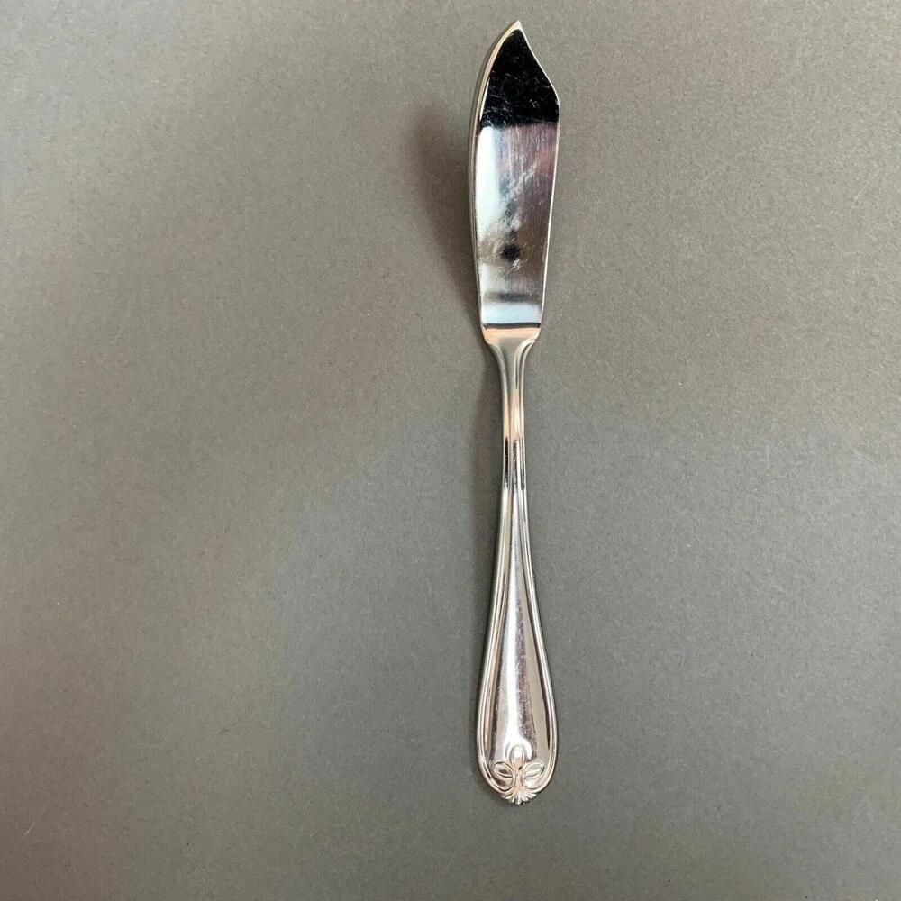 Reed & Barton Ribbon Crest Butter Knife 18/10 Stainless Steel Flatware 6 3/4